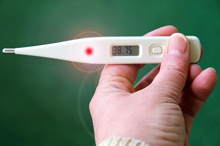 Um termômetro digital mostrando uma leitura de temperatura elevada.